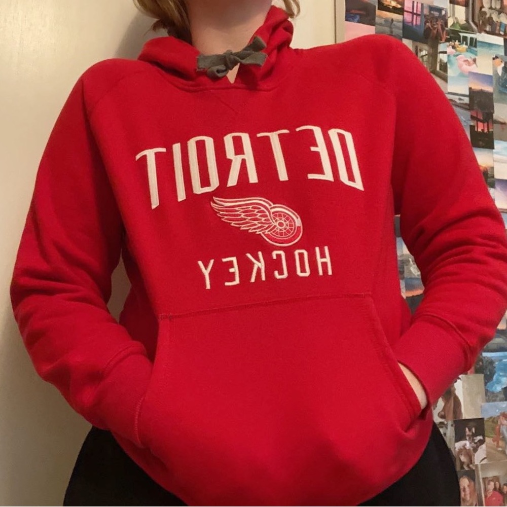 Detroit Wings Hockey sweatshirt!! 💌
